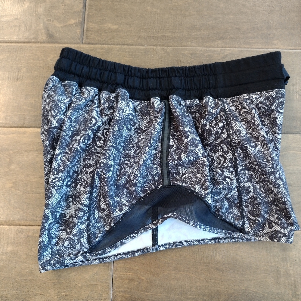 LULULEMON Women's Hotty Hot black masked 2.5" LR shorts - 6 - Picture 3 of 9